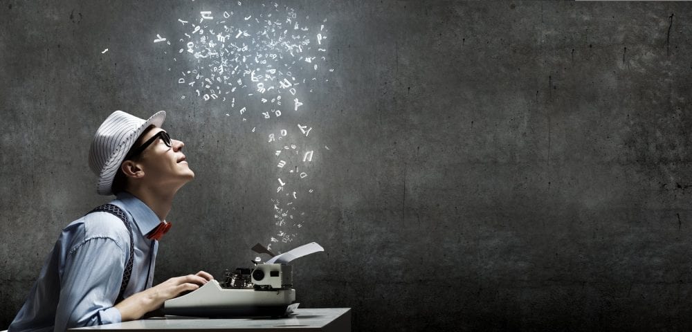 homme qui tape à la machine à écrire