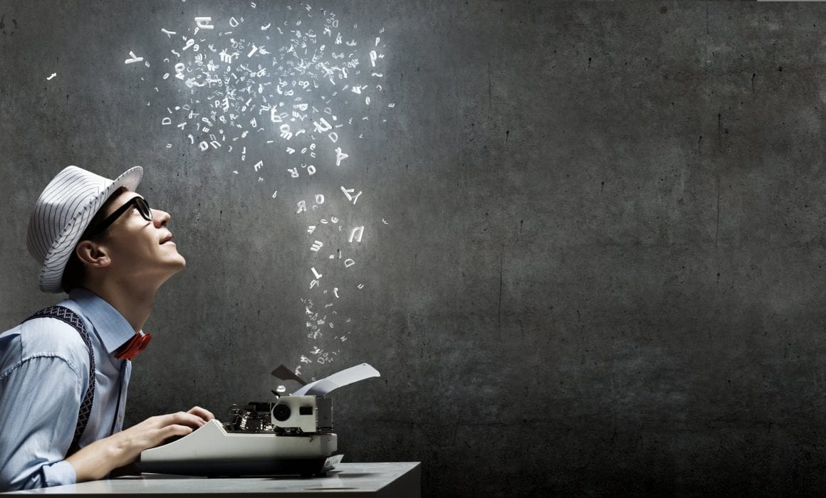 homme qui tape à la machine à écrire