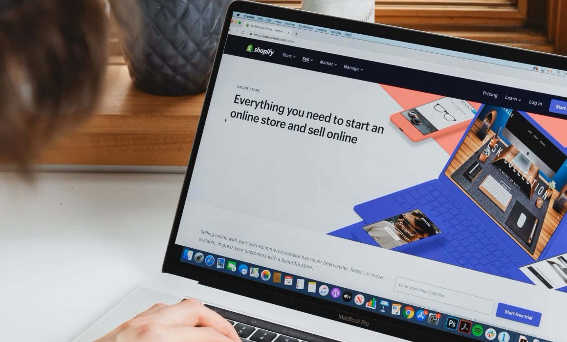 Utilisatrice de la plateforme de vente en ligne Shopify devant une fenêtre